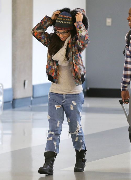 Cheryl Cole dla żartu chowa się przed paparazzi (FOTO)