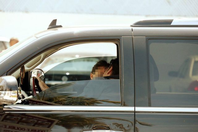 Colin Farrell całuje się w samochodzie z dziewczyną