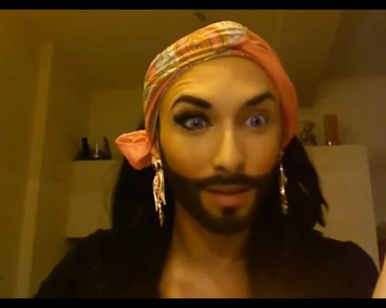Conchita Wurst pokazuje, jak zamienia się w kobietę (FOTO)