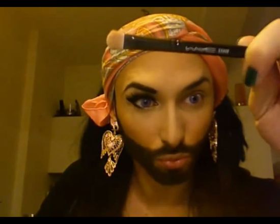 Conchita Wurst pokazuje, jak zamienia się w kobietę (FOTO)