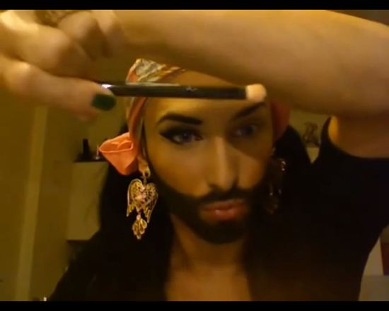Conchita Wurst pokazuje, jak zamienia się w kobietę (FOTO)