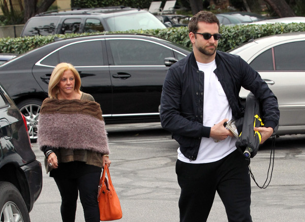 Bradley Cooper od dwóch lat mieszka z mamą