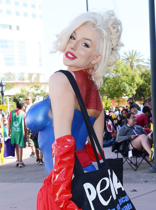 Courtney Stodden paradowała półnago po ulicy (FOTO)