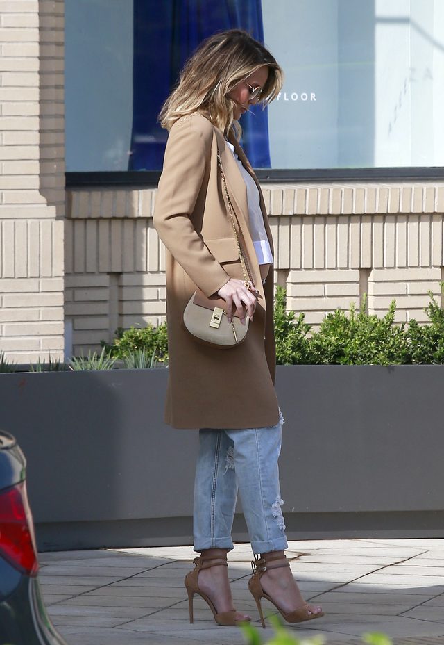 Internauci: Kobieto, ubierz się! (FOTO)