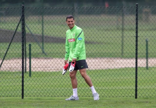Cristiano Ronaldo gwiazdorzy nawet na boisku (FOTO) Cristiano Ronaldo gwiazdorzy nawet na boisku (FOTO)