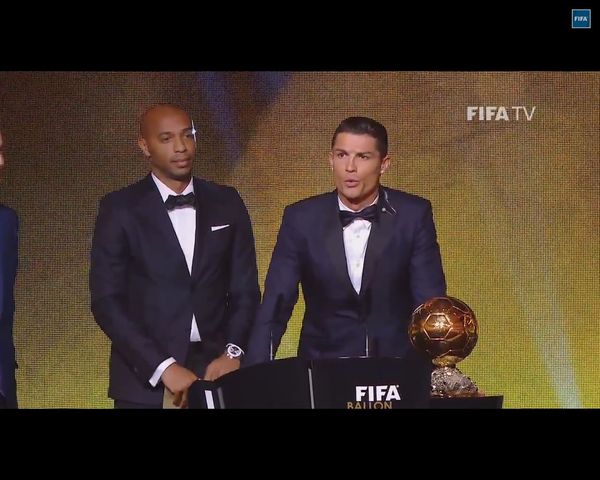 Cristianito, syn Cristiano Ronaldo, speszony u boku ojca