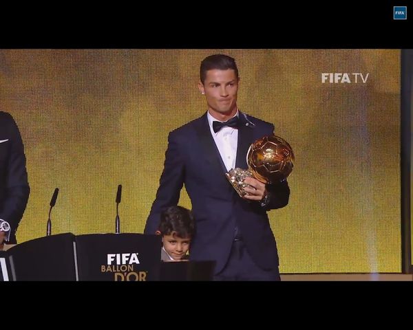 Cristianito, syn Cristiano Ronaldo, speszony u boku ojca