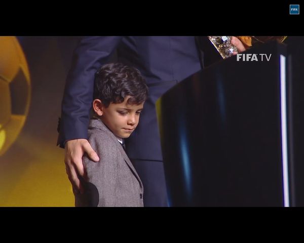 Cristianito, syn Cristiano Ronaldo, speszony u boku ojca