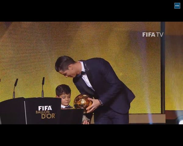 Cristianito, syn Cristiano Ronaldo, speszony u boku ojca