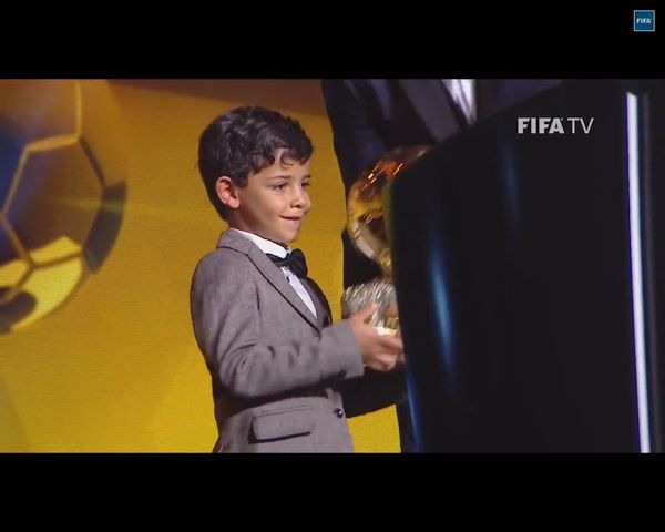 Cristianito, syn Cristiano Ronaldo, speszony u boku ojca