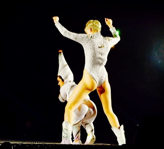 Miley Cyrus chciała odbić chłopaka siostrze! Miley Cyrus chciała odbić chłopaka siostrze!