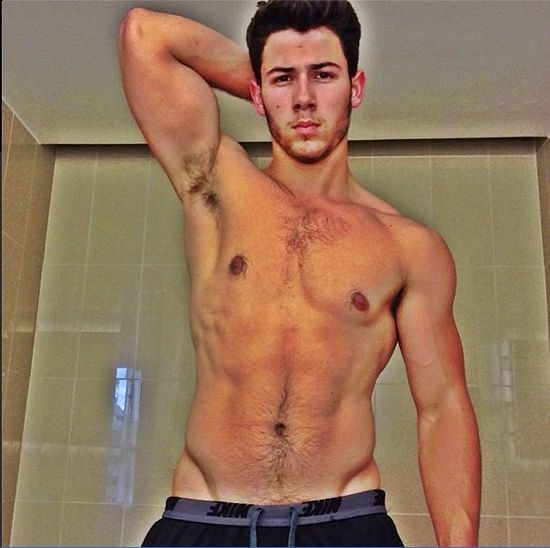 Miley Cyrus jest zachwycona klatą Nicka Jonasa (FOTO)