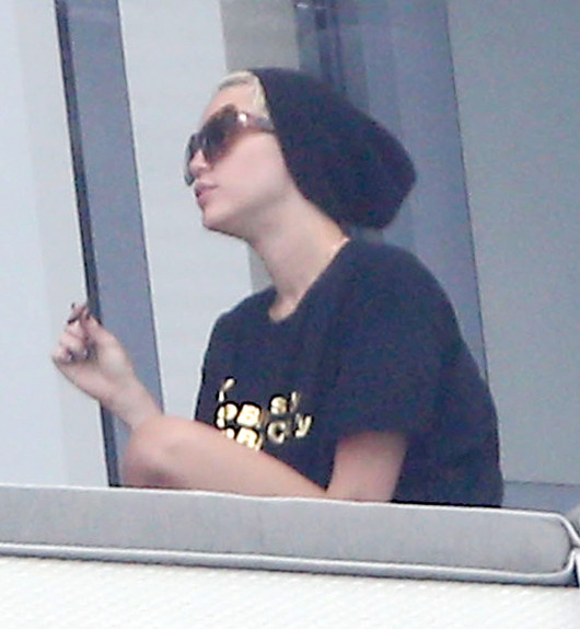 Miley Cyrus zaciąga się skrętem (FOTO)