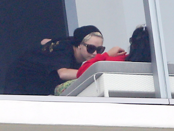 Miley Cyrus zaciąga się skrętem (FOTO)