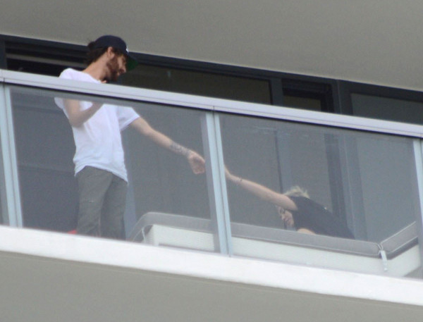 Miley Cyrus zaciąga się skrętem (FOTO)