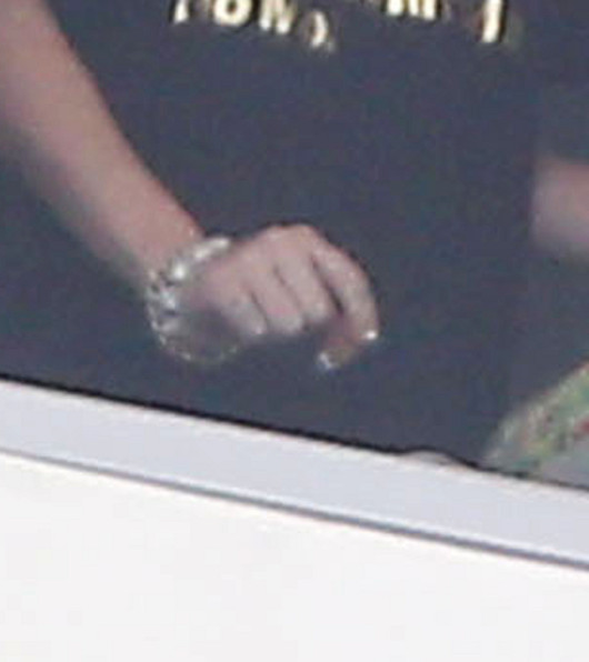 Miley Cyrus zaciąga się skrętem (FOTO)