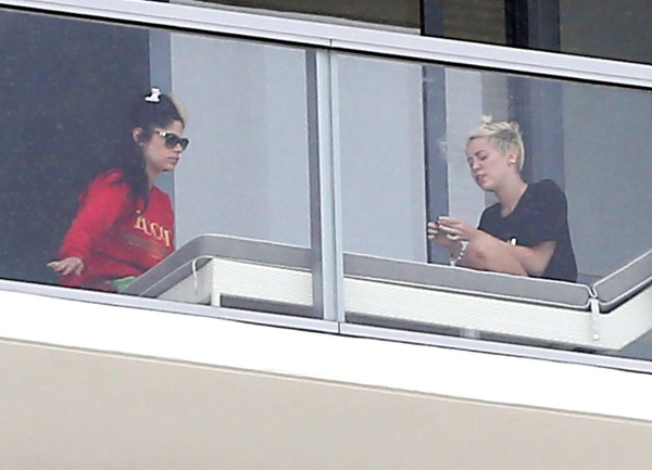 Miley Cyrus zaciąga się skrętem (FOTO)