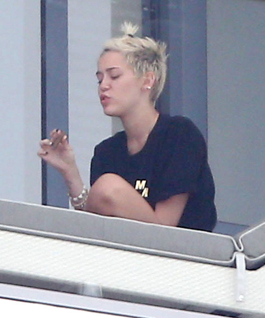 Miley Cyrus zaciąga się skrętem (FOTO)