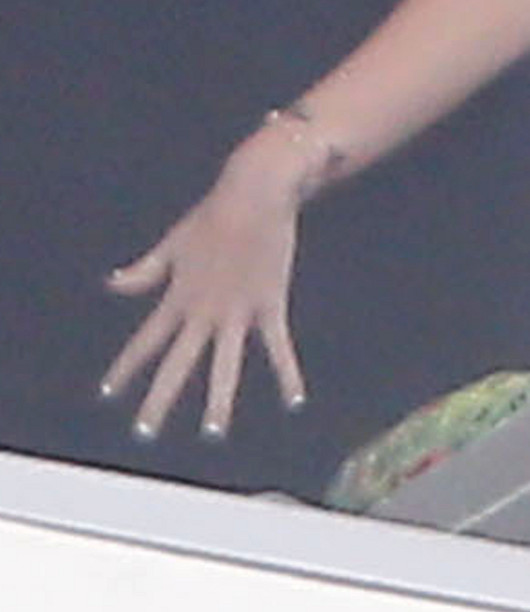 Miley Cyrus zaciąga się skrętem (FOTO)