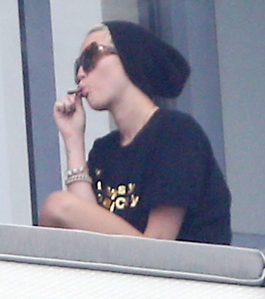 Miley Cyrus zaciąga się skrętem (FOTO)