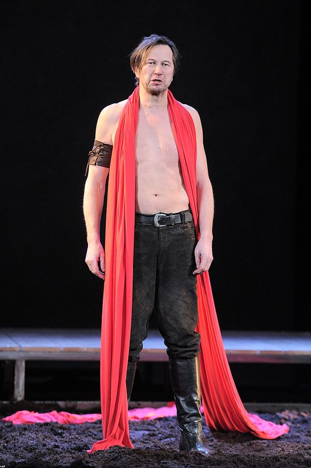 Rysiek z Klanu kotłuje się na scenie z półnagą kobietą (FOTO Rysiek z Klanu kotłuje się na scenie z półnagą kobietą (FOTO