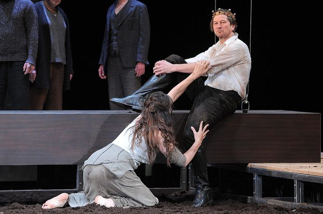 Rysiek z Klanu kotłuje się na scenie z półnagą kobietą (FOTO Rysiek z Klanu kotłuje się na scenie z półnagą kobietą (FOTO