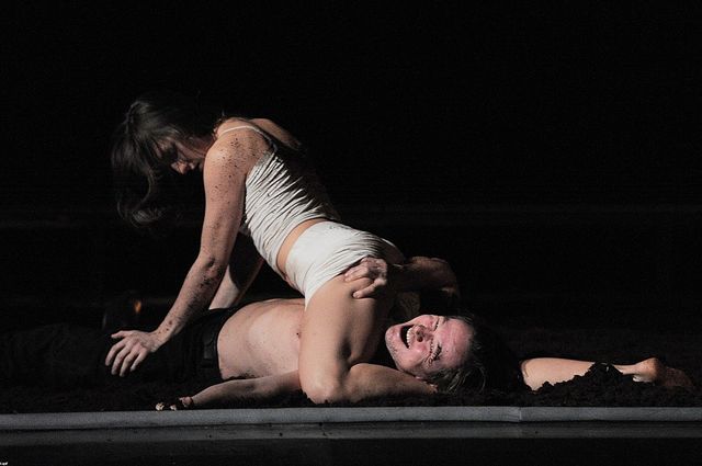 Rysiek z Klanu kotłuje się na scenie z półnagą kobietą (FOTO