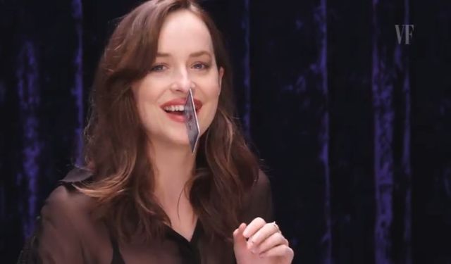 Dakota Johnson wkłada sobie różne rzeczy w szparę... (VIDEO)