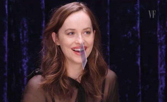 Dakota Johnson wkłada sobie różne rzeczy w szparę... (VIDEO)
