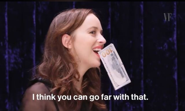 Dakota Johnson wkłada sobie różne rzeczy w szparę... (VIDEO)