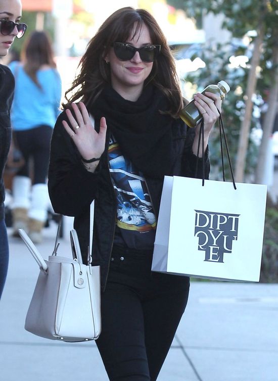 Dakota Johnson wreszcie wygląda jak gwiazda? (FOTO) Dakota Johnson wreszcie wygląda jak gwiazda? (FOTO)