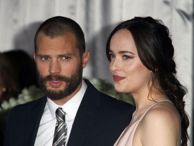 Dakota Johnson BEZ STANIKA na premierze Ciemniejszej strony Greya w Los Angeles