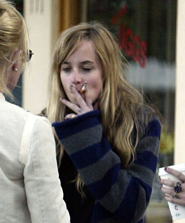 17-letnia Dakota Johnson pali jak lokomotywa (FOTO)