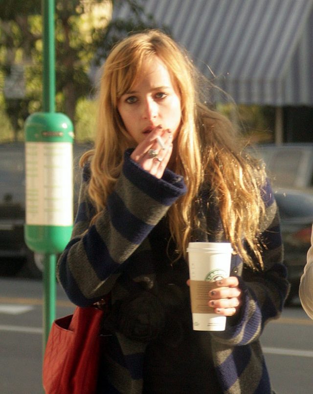 17-letnia Dakota Johnson pali jak lokomotywa (FOTO)