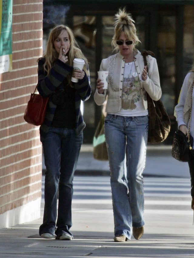 17-letnia Dakota Johnson pali jak lokomotywa (FOTO)