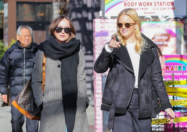 Jak Dakota Johnson przygotowuje sie do promocji Ciemniejszej Strony Greya?