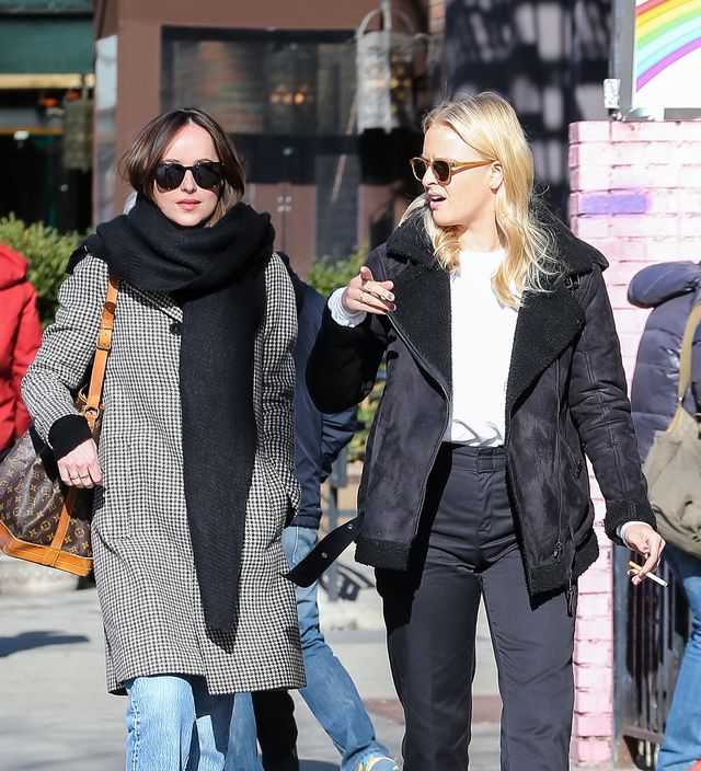 Jak Dakota Johnson przygotowuje sie do promocji Ciemniejszej Strony Greya?