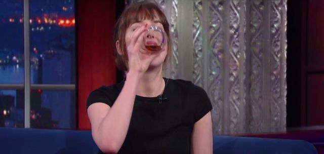 Dakota Johnson pije tequilę na wizji! (VIDEO) Dakota Johnson pije tequilę na wizji! (VIDEO)