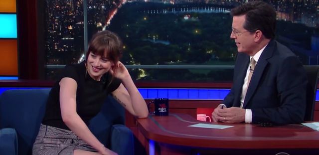 Dakota Johnson pije tequilę na wizji! (VIDEO) Dakota Johnson pije tequilę na wizji! (VIDEO)