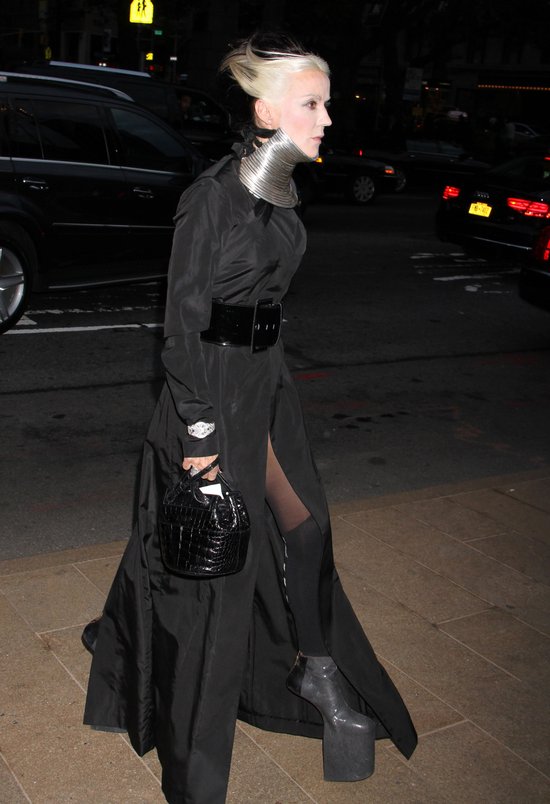 Zrobi wszystko, by mówiono o niej ikona mody (FOTO)