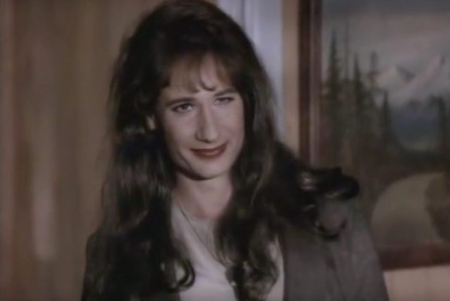 Poznajecie tę przystojną panią? O szok. To David Duchovny! 