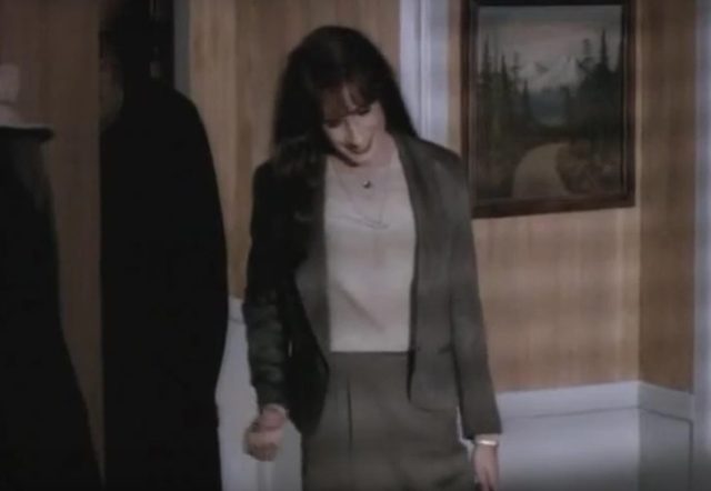 Poznajecie tę przystojną panią? O szok. To David Duchovny! 