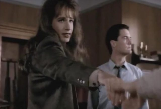 Poznajecie tę przystojną panią? O szok. To David Duchovny! 