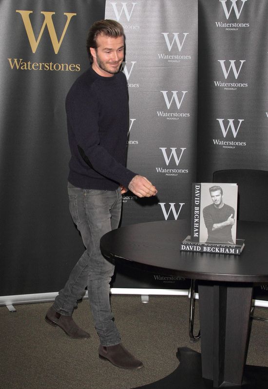 David Beckham robi słodkie minki i rozdaje autografy(FOTO)