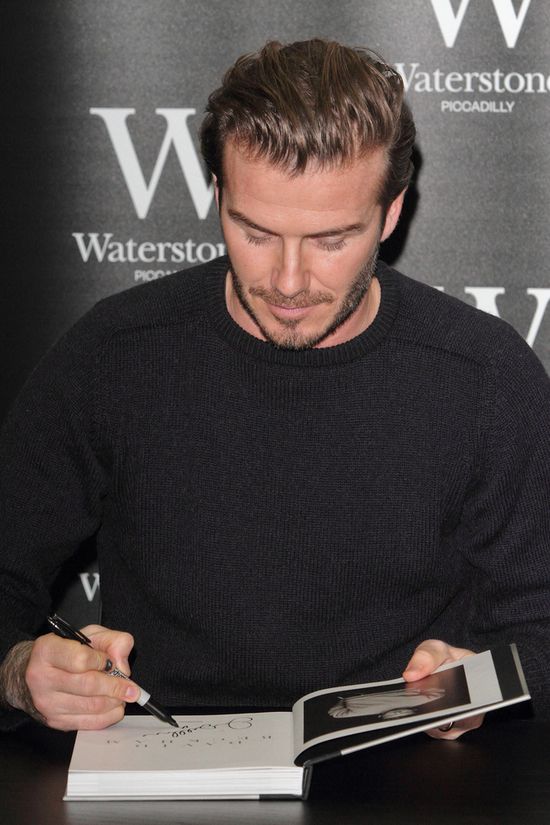 David Beckham robi słodkie minki i rozdaje autografy(FOTO) David Beckham robi słodkie minki i rozdaje autografy(FOTO)