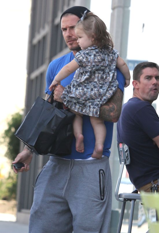 David Beckham załatwia sprawunki z Harper Seven na ręku (FOT