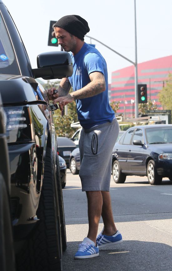 David Beckham załatwia sprawunki z Harper Seven na ręku (FOT