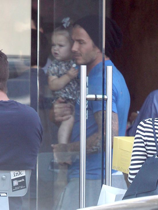 David Beckham załatwia sprawunki z Harper Seven na ręku (FOT