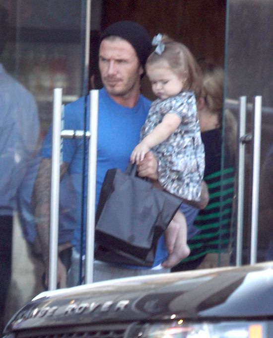 David Beckham załatwia sprawunki z Harper Seven na ręku (FOT
