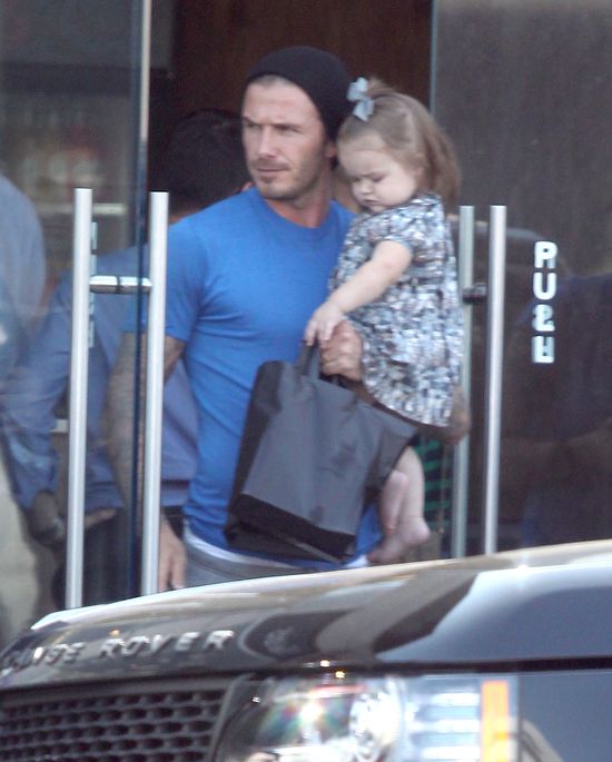 David Beckham załatwia sprawunki z Harper Seven na ręku (FOT